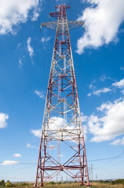 enerji Polonyalılar. yüksek gerilim sonrası. Yüksek gerilim kule gökyüzü arka plan. hrough bir yüksek gerilim kablosu elektrik direği,