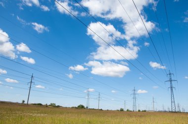 enerji Polonyalılar. yüksek gerilim sonrası. Yüksek gerilim kule gökyüzü arka plan. hrough bir yüksek gerilim kablosu elektrik direği,