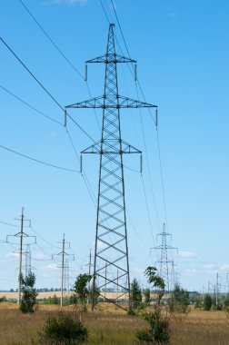 enerji Polonyalılar. yüksek gerilim sonrası. Yüksek gerilim kule gökyüzü arka plan. hrough bir yüksek gerilim kablosu elektrik direği,