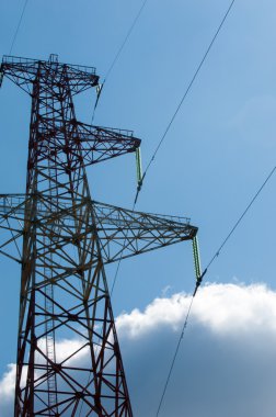 enerji Polonyalılar. yüksek gerilim sonrası. Yüksek gerilim kule gökyüzü arka plan. hrough bir yüksek gerilim kablosu elektrik direği,