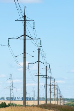 enerji Polonyalılar. yüksek gerilim sonrası. Yüksek gerilim kule gökyüzü arka plan. hrough bir yüksek gerilim kablosu elektrik direği,