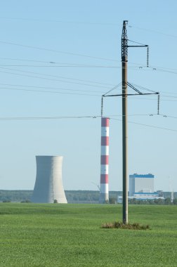 enerji Polonyalılar. yüksek gerilim sonrası. Yüksek gerilim kule gökyüzü arka plan. hrough bir yüksek gerilim kablosu elektrik direği,