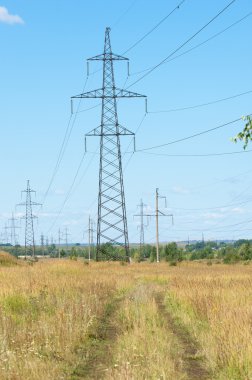 enerji Polonyalılar. yüksek gerilim sonrası. Yüksek gerilim kule gökyüzü arka plan. hrough bir yüksek gerilim kablosu elektrik direği,