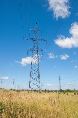 enerji Polonyalılar. yüksek gerilim sonrası. Yüksek gerilim kule gökyüzü arka plan. hrough bir yüksek gerilim kablosu elektrik direği,