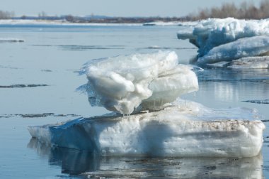 Bahar sel, buzlu su, erken Bahar Nehri üzerinde. Rusya Tataristan Kama Nehri erken Bahar