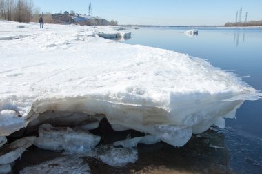 Bahar sel, buzlu su, erken Bahar Nehri üzerinde. Rusya Tataristan Kama Nehri erken Bahar
