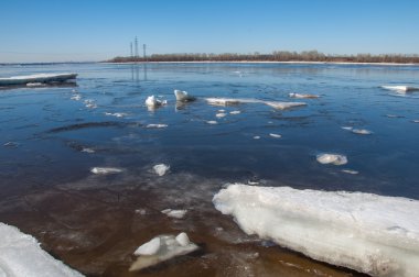 Nehir ile kırık buz enerji ayağı. buz Tepecik bahar Nehri üzerinde. manzara yakın çekim buz drift güneşli bir bahar Nehri üzerinde