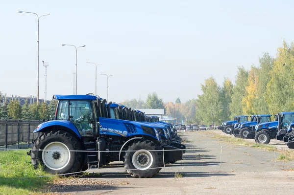 Orosz Köztársaság Tatarstan. Növény, mezőgazdasági gépek, 2014. szeptember 22. .tractor, agrimotor szerelése. egy erős gépjármű nagy hátsó kerékkel, főleg a gazdaságokban használatos vontatófelszerelések pótkocsik. — Stock Fotó