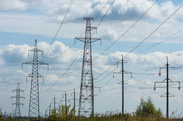 enerji Polonyalılar. yüksek gerilim sonrası. Yüksek gerilim kule gökyüzü arka plan. hrough bir yüksek gerilim kablosu elektrik direği,
