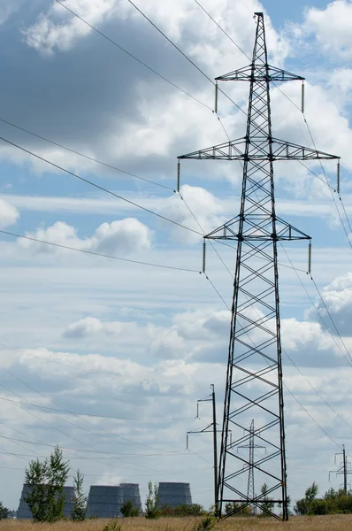 能量的极点 高电压后 高压铁塔天空背景 通过电力高压电缆桅杆 — 图库照片