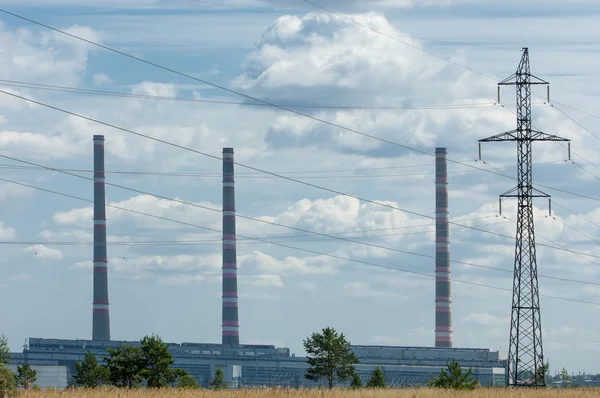 Energia Pólusai Nagyfeszültségű Post Nagyfeszültségű Torony Háttere Rálássanak Egy Árboc — Stock Fotó