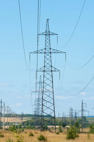 能量的极点 高电压后 高压铁塔天空背景 通过电力高压电缆桅杆 — 图库照片