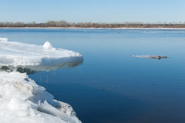 Inondation printanière, eau glacée, début du printemps sur la rivière — Photo