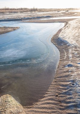 Kış manzarası. Nehir sis soğuk suda. kum plaj buzla kaplıdır. Ili Nehri kış. Kazakistan