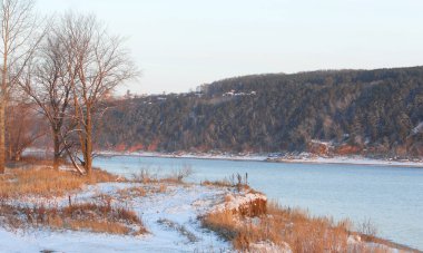 Sonbahar manzara. İlk kar. Beyaz pul şeklinde yağış temsil eden buz kristalleri,