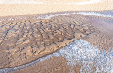 Kış manzarası. Nehir sis soğuk suda. kum plaj buzla kaplıdır. Ili Nehri kış. Kazakistan