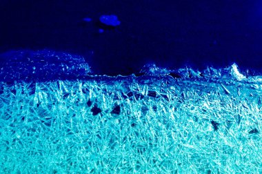 Kış peyzazh. Tekstura, arka plan, desen. Buzda donmuş buz kristalleri. Donmuş su. Katı beden kesin bir düzenli yapıya sahip