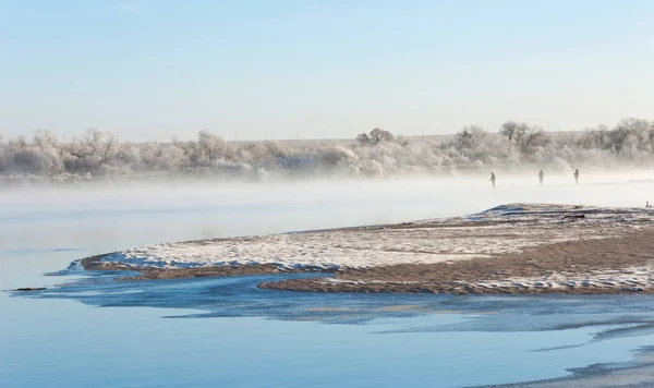 Fischer. Winterbach. Fischer auf dem Fluss. ili-Fluss-Kasak — Stockfoto