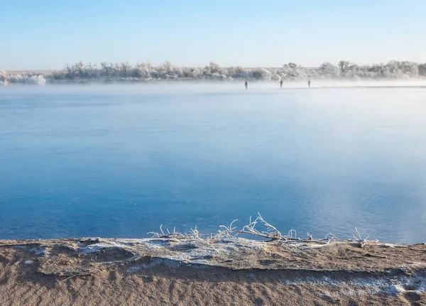 冬の風景 寒さから川霧の水 砂のビーチは 氷で覆われています 冬のイリ川 カザフスタン — ストック写真