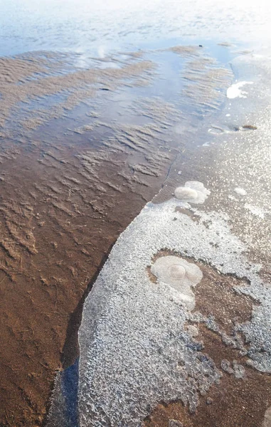 Paesaggio Invernale Acqua Blu Cielo Blu Con Nuvole Sabbia Coperta — Foto Stock