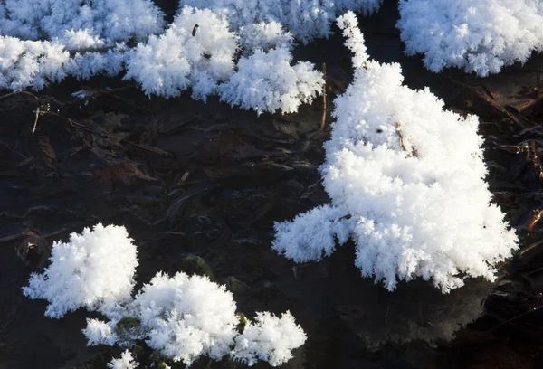 テクスチャ パターン 大気中の水蒸気が凍って氷の結晶と光の白いフレークで落下や白い層として地面に横たわってに — ストック写真