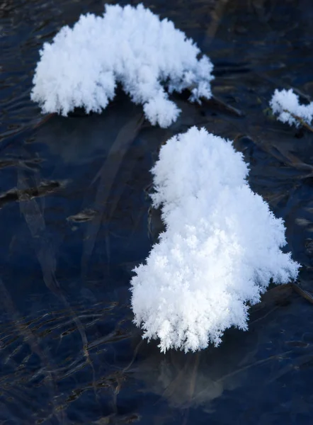 テクスチャ パターン 大気中の水蒸気が凍って氷の結晶と光の白いフレークで落下や白い層として地面に横たわってに — ストック写真