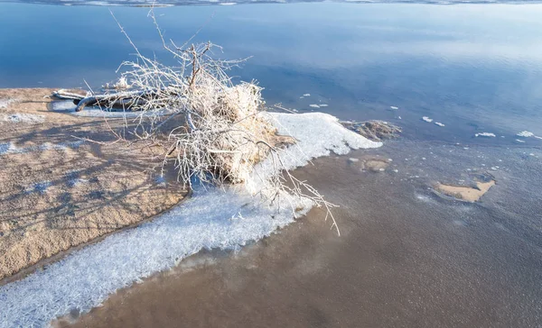 Зимний Пейзаж Вода Речном Тумане Холода Песчаный Пляж Покрыт Льдом — стоковое фото