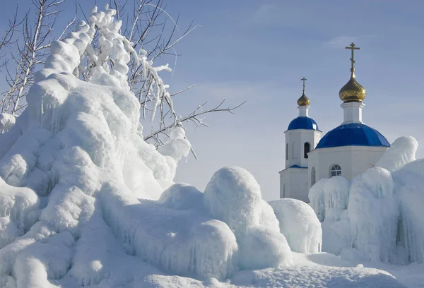 Χειμωνιάτικο Τοπίο Της Ορθοδόξου Εκκλησίας Εναντίον Του Στάθηκε Ένα Παγετώνας — Φωτογραφία Αρχείου