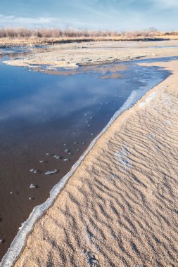 Kış manzarası. Nehir sis soğuk suda. kum plaj buzla kaplıdır. Ili Nehri kış. Kazakistan