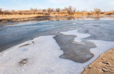 Kış manzarası. Nehir sis soğuk suda. kum plaj buzla kaplıdır. Ili Nehri kış. Kazakistan