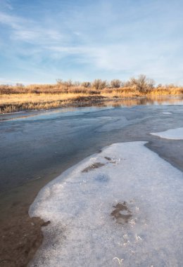 Kış manzarası. Nehir sis soğuk suda. kum plaj buzla kaplıdır. Ili Nehri kış. Kazakistan