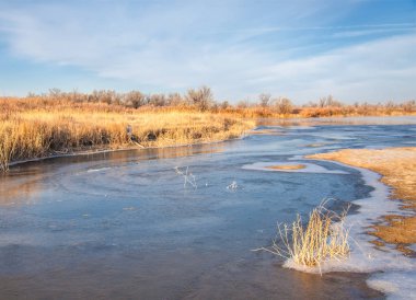 Kış manzarası. Nehir sis soğuk suda. kum plaj buzla kaplıdır. Ili Nehri kış. Kazakistan