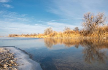 Kış manzarası. Nehir sis soğuk suda. kum plaj buzla kaplıdır. Ili Nehri kış. Kazakistan