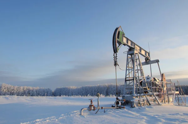 Zimní krajina. Houpací ropy. Olejové čerpadlo. Minerální mastnou tekuté com — Stock fotografie