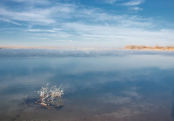 Paysage Hivernal Eau Dans Brume Rivière Froid Plage Sable Est — Photo