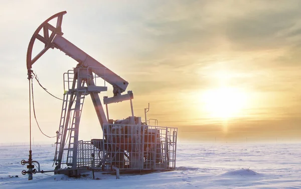 Winter landscape. Rocking oil. Oil pump. Mineral oily liquid com — Stock Photo, Image