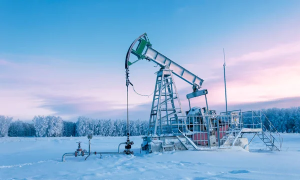 Winterlandschap. Oliepompen. Olie-industrie apparatuur. Frosty Mor — Stockfoto