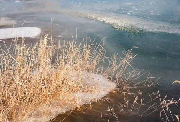 Zimowy Krajobraz Woda Rzece Mgła Zimna Piasek Plaża Jest Pokryta — Zdjęcie stockowe