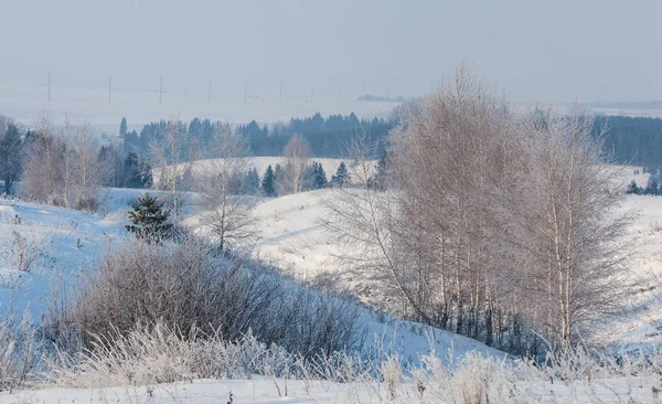 Vinterlandskap Frost Frost Träden Dimma Avdunstning Vatten Blå Himmel Solig — Stockfoto