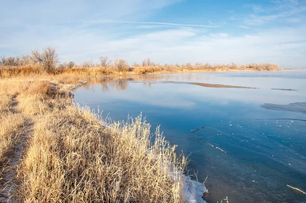 Kış manzarası. Nehir sis soğuk suda. kum plaj buzla kaplıdır. Ili Nehri kış. Kazakistan