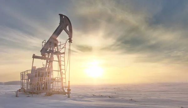 Paysage hivernal. Pompes à huile. Équipement de l'industrie pétrolière. Mor givré — Photo