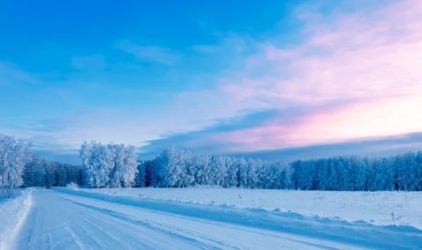 Kış manzarası. Ağaçlar ve çalılar ile hoarfrost. Suda — Stok fotoğraf