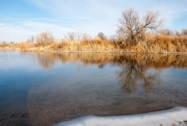 Vinterlandskap Vatten Blå Himlen Blå Med Moln Sanden Täckt Frost — Stockfoto