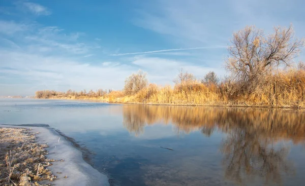 Paesaggio Invernale Acqua Nella Nebbia Del Fiume Dal Freddo Spiaggia — Foto Stock