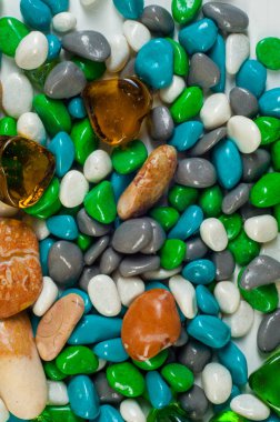 doku, arka plan. Deniz çakıl. Çakıl, çeşitli kabukları ve cam kalpleri arka plan. taşlar arka plan. 