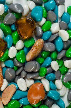 doku, arka plan. Deniz çakıl. Çakıl, çeşitli kabukları ve cam kalpleri arka plan. taşlar arka plan. 