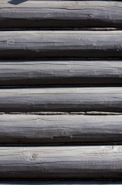 Doku, arka plan. Evin ahşap günlükleri monte edilir. Bir günlük ev yaptım çam, sedir, larch. Siyah boyalı günlükleri ahşap ev.