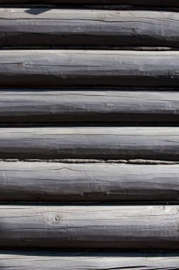 Doku, arka plan. Evin ahşap günlükleri monte edilir. Bir günlük ev yaptım çam, sedir, larch. Siyah boyalı günlükleri ahşap ev.