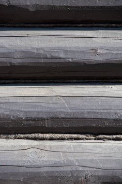 Doku, arka plan. Evin ahşap günlükleri monte edilir. Bir günlük ev yaptım çam, sedir, larch. Siyah boyalı günlükleri ahşap ev.