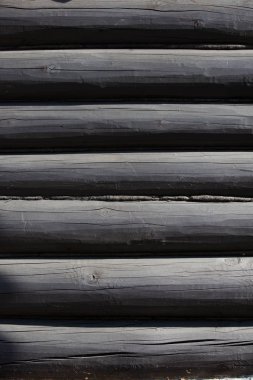 Doku, arka plan. Evin ahşap günlükleri monte edilir. Bir günlük ev yaptım çam, sedir, larch. Siyah boyalı günlükleri ahşap ev.